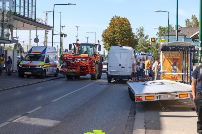 Buswarteh�uschen gerammt: Zwei Verletzte bei Verkehrsunfall eines Autotransporters in Wels-Neustadt