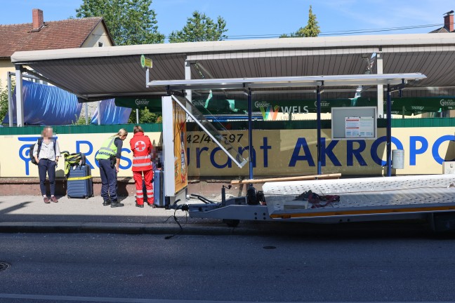Buswarteh�uschen gerammt: Zwei Verletzte bei Verkehrsunfall eines Autotransporters in Wels-Neustadt