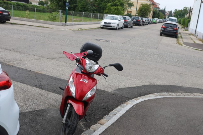 Einsatzkr�fte zu Personenrettung nach Crash zwischen Auto und Moped in Wels-Neutadt alarmiert