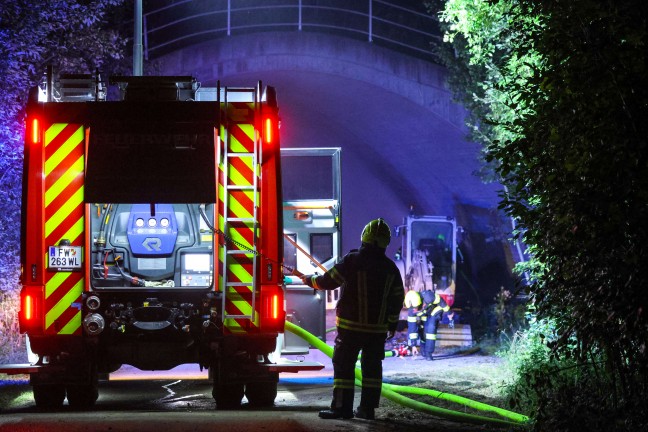 Brand eines Vibrationsstampfers unter einer Autobahnbr�cke in Sattledt