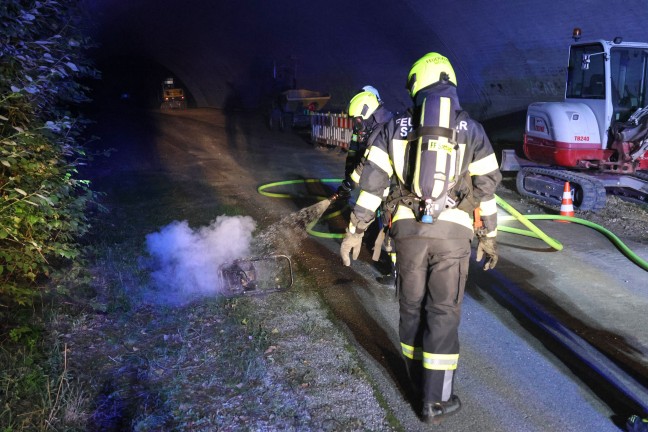 Brand eines Vibrationsstampfers unter einer Autobahnbr�cke in Sattledt