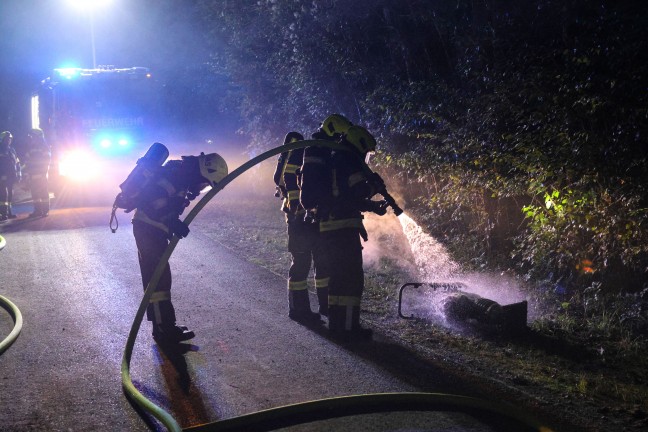 Brand eines Vibrationsstampfers unter einer Autobahnbr�cke in Sattledt