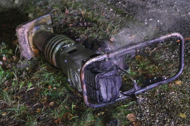 Brand eines Vibrationsstampfers unter einer Autobahnbr�cke in Sattledt