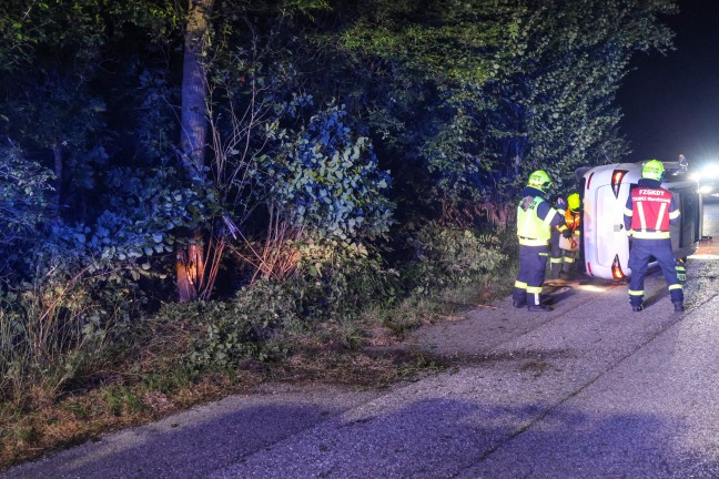 Reh ausgewichen: Auto nach Crash gegen Baum in Marchtrenk in Seitenlage zum Stillstand gekommen