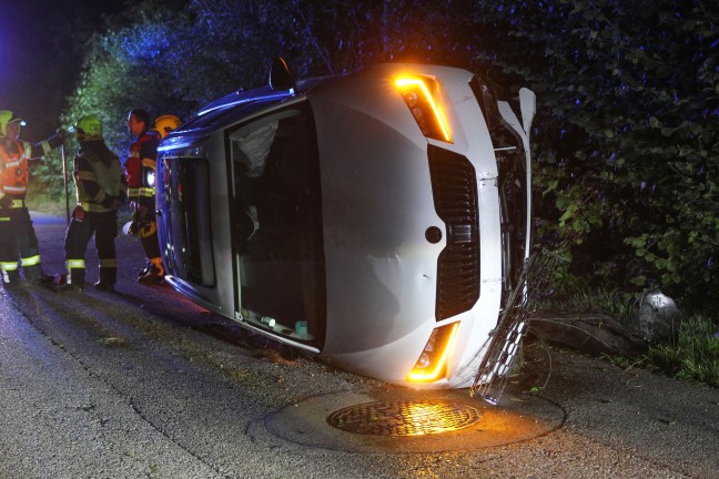 Reh ausgewichen: Auto nach Crash gegen Baum in Marchtrenk in Seitenlage zum Stillstand gekommen