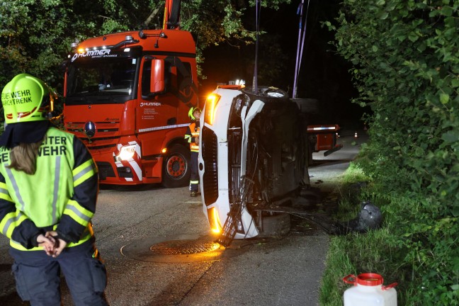Reh ausgewichen: Auto nach Crash gegen Baum in Marchtrenk in Seitenlage zum Stillstand gekommen