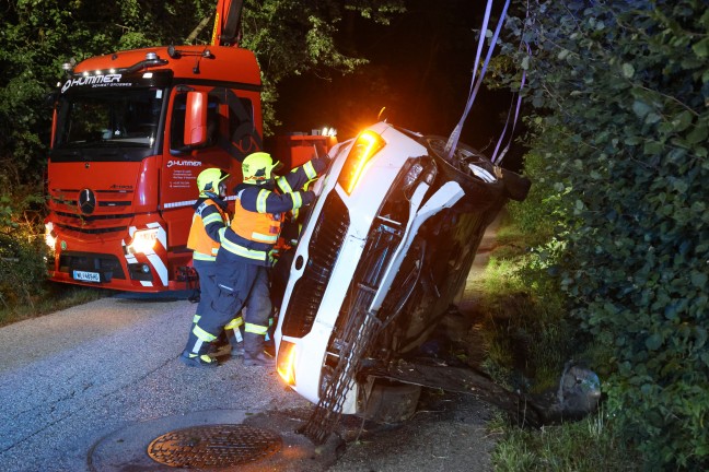 Reh ausgewichen: Auto nach Crash gegen Baum in Marchtrenk in Seitenlage zum Stillstand gekommen