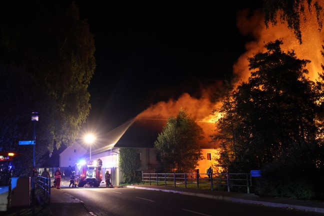 Gro�brand: 13 Feuerwehren bei Brand eines alten S�gewerks im Ortszentrum von Sipbachzell im Einsatz