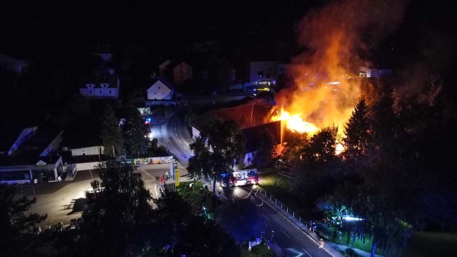 Gro�brand: 13 Feuerwehren bei Brand eines alten S�gewerks im Ortszentrum von Sipbachzell im Einsatz