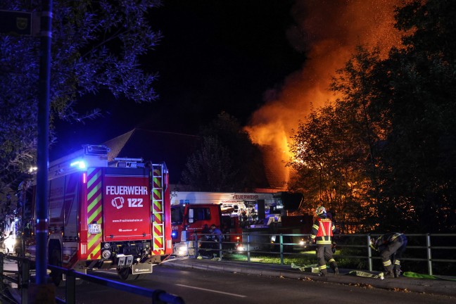 Gro�brand: 13 Feuerwehren bei Brand eines alten S�gewerks im Ortszentrum von Sipbachzell im Einsatz