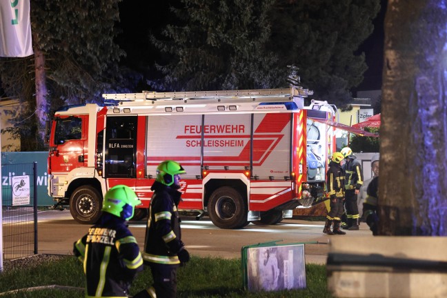 Gro�brand: 13 Feuerwehren bei Brand eines alten S�gewerks im Ortszentrum von Sipbachzell im Einsatz