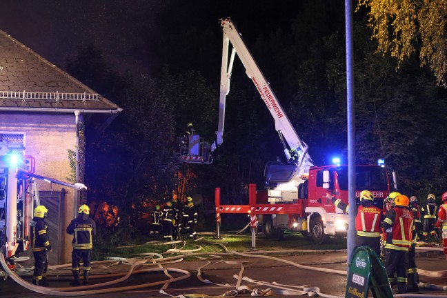 Gro�brand: 13 Feuerwehren bei Brand eines alten S�gewerks im Ortszentrum von Sipbachzell im Einsatz