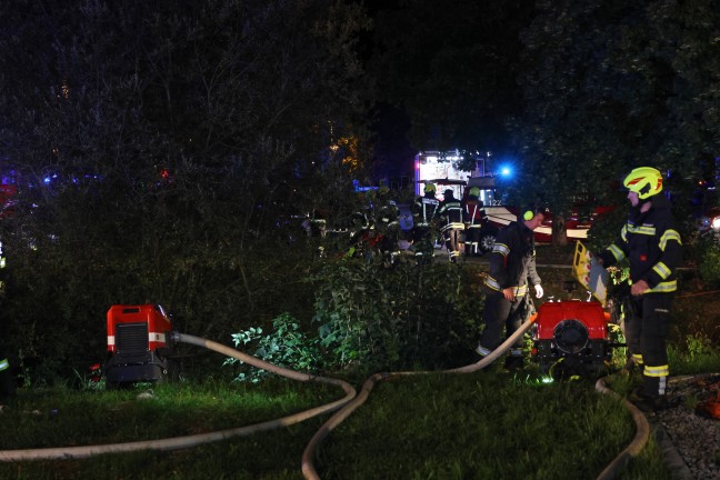Gro�brand: 13 Feuerwehren bei Brand eines alten S�gewerks im Ortszentrum von Sipbachzell im Einsatz