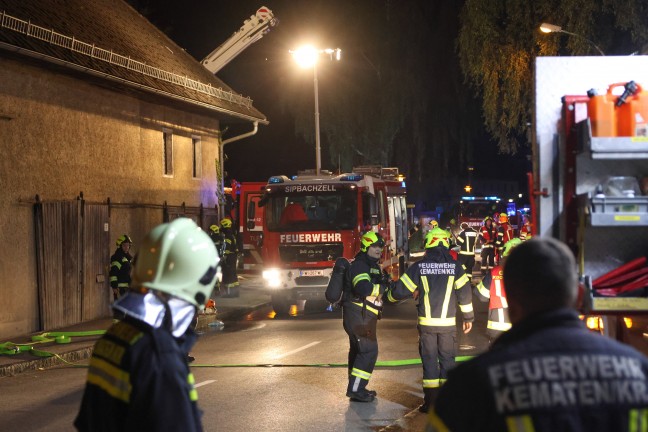 Gro�brand: 13 Feuerwehren bei Brand eines alten S�gewerks im Ortszentrum von Sipbachzell im Einsatz