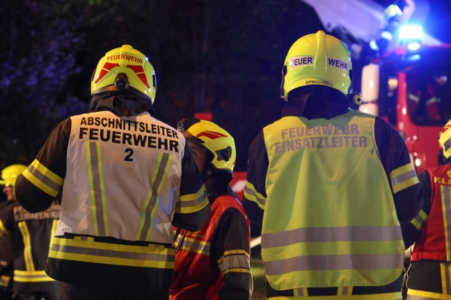 Gro�brand: 13 Feuerwehren bei Brand eines alten S�gewerks im Ortszentrum von Sipbachzell im Einsatz