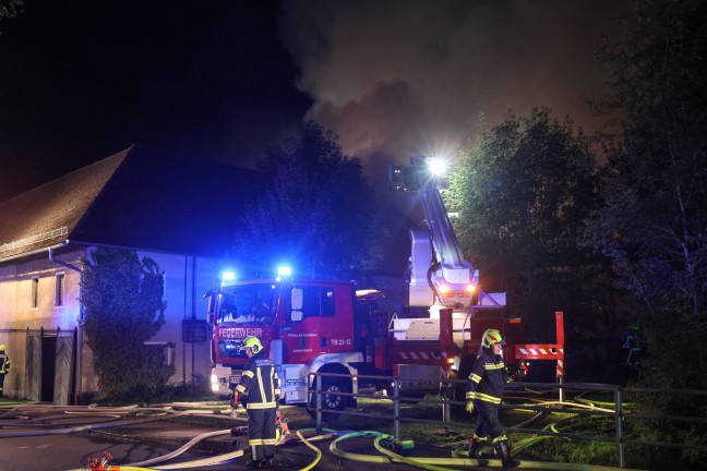 Gro�brand: 13 Feuerwehren bei Brand eines alten S�gewerks im Ortszentrum von Sipbachzell im Einsatz