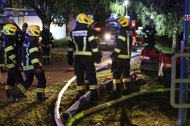 Gro�brand: 13 Feuerwehren bei Brand eines alten S�gewerks im Ortszentrum von Sipbachzell im Einsatz