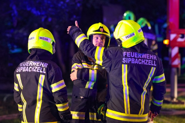 Gro�brand: 13 Feuerwehren bei Brand eines alten S�gewerks im Ortszentrum von Sipbachzell im Einsatz