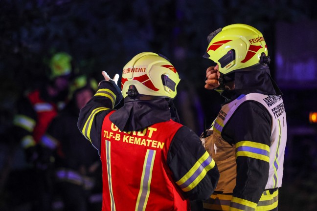 Gro�brand: 13 Feuerwehren bei Brand eines alten S�gewerks im Ortszentrum von Sipbachzell im Einsatz