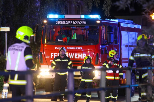 Gro�brand: 13 Feuerwehren bei Brand eines alten S�gewerks im Ortszentrum von Sipbachzell im Einsatz