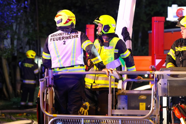 Gro�brand: 13 Feuerwehren bei Brand eines alten S�gewerks im Ortszentrum von Sipbachzell im Einsatz