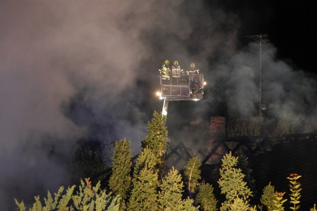 Gro�brand: 13 Feuerwehren bei Brand eines alten S�gewerks im Ortszentrum von Sipbachzell im Einsatz
