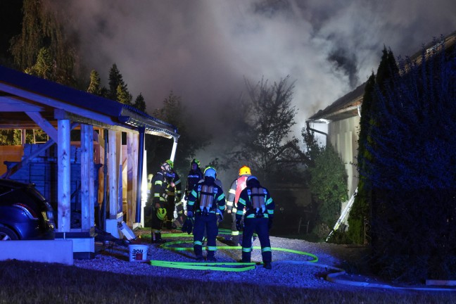 Gro�brand: 13 Feuerwehren bei Brand eines alten S�gewerks im Ortszentrum von Sipbachzell im Einsatz