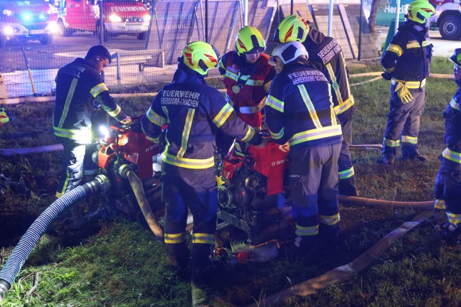 Gro�brand: 13 Feuerwehren bei Brand eines alten S�gewerks im Ortszentrum von Sipbachzell im Einsatz