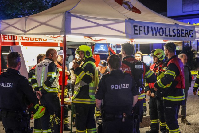 Gro�brand: 13 Feuerwehren bei Brand eines alten S�gewerks im Ortszentrum von Sipbachzell im Einsatz
