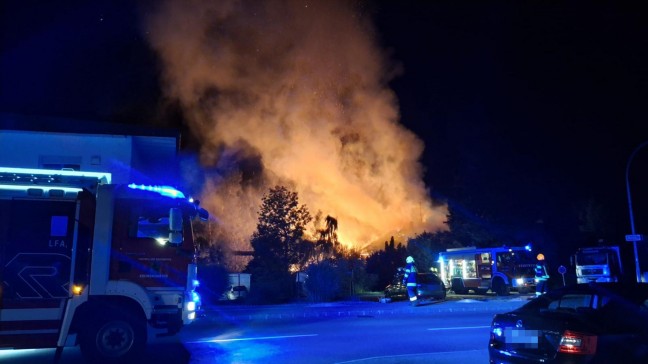 Gro�brand: 13 Feuerwehren bei Brand eines alten S�gewerks im Ortszentrum von Sipbachzell im Einsatz