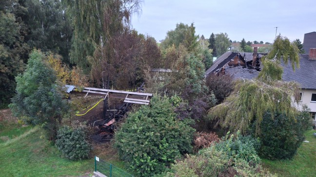 Gro�brand: 13 Feuerwehren bei Brand eines alten S�gewerks im Ortszentrum von Sipbachzell im Einsatz