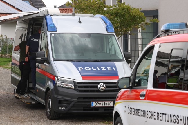 Mehrere Such- und Rettungshunde, Feuerwehren und Polizei bei Suchaktion in Ansfelden im Einsatz