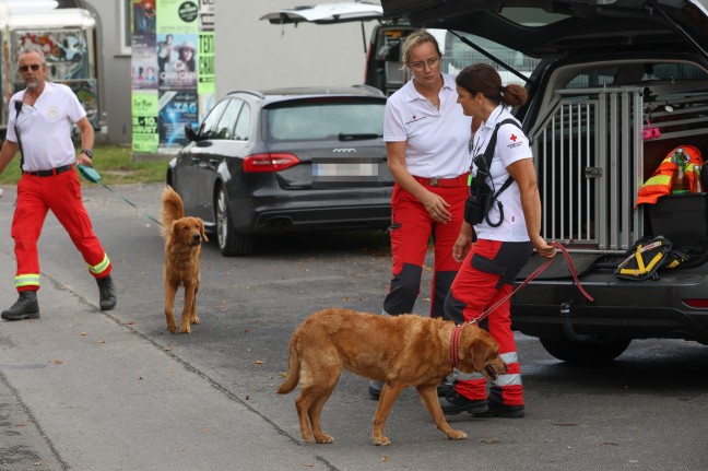 Mehrere Such- und Rettungshunde, Feuerwehren und Polizei bei Suchaktion in Ansfelden im Einsatz