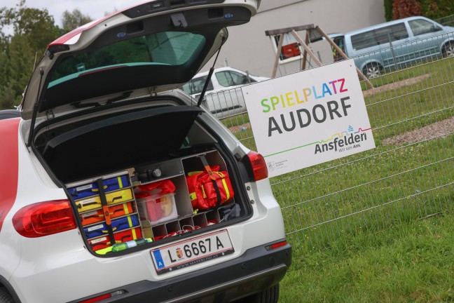 Mehrere Such- und Rettungshunde, Feuerwehren und Polizei bei Suchaktion in Ansfelden im Einsatz