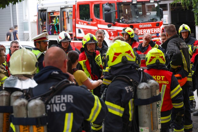 Gro�einsatz von Feuerwehr und Rettungsdienst bei Wohnungsbrand in einer Wohnanlage in Eferding