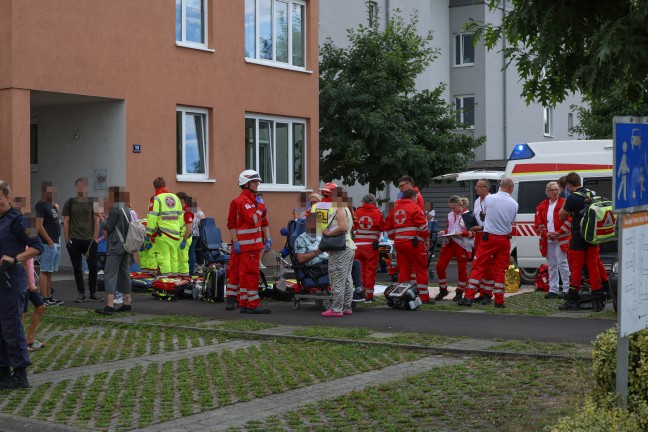Gro�einsatz von Feuerwehr und Rettungsdienst bei Wohnungsbrand in einer Wohnanlage in Eferding
