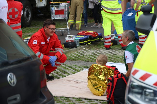 Gro�einsatz von Feuerwehr und Rettungsdienst bei Wohnungsbrand in einer Wohnanlage in Eferding