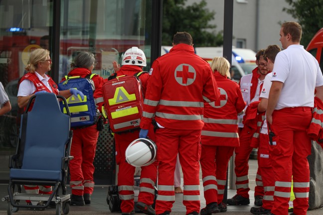 Gro�einsatz von Feuerwehr und Rettungsdienst bei Wohnungsbrand in einer Wohnanlage in Eferding