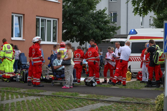 Gro�einsatz von Feuerwehr und Rettungsdienst bei Wohnungsbrand in einer Wohnanlage in Eferding