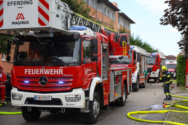 Gro�einsatz von Feuerwehr und Rettungsdienst bei Wohnungsbrand in einer Wohnanlage in Eferding