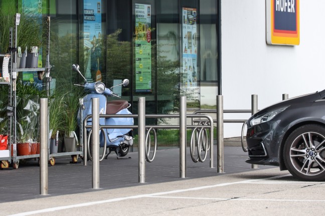 Personenrettung in Vorchdorf: Kind auf Parkplatz vor Gesch�ft mit Fu� in Fahrradst�nder eingeklemmt