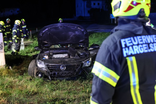 Auto bei Hargelsberg von Fahrbahn abgekommen und gegen Schachteinfassung geprallt