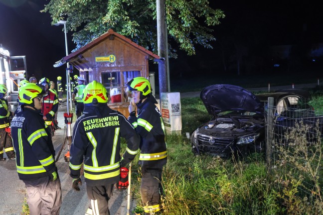 Auto bei Hargelsberg von Fahrbahn abgekommen und gegen Schachteinfassung geprallt