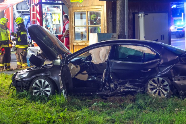 Auto bei Hargelsberg von Fahrbahn abgekommen und gegen Schachteinfassung geprallt