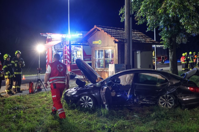 Auto bei Hargelsberg von Fahrbahn abgekommen und gegen Schachteinfassung geprallt