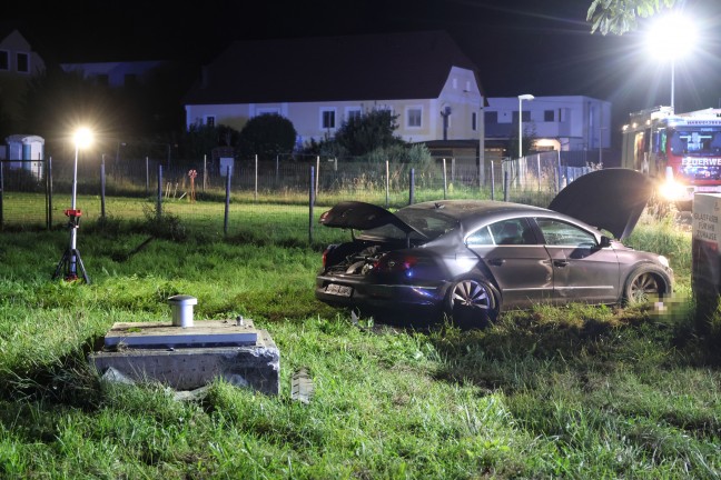 Auto bei Hargelsberg von Fahrbahn abgekommen und gegen Schachteinfassung geprallt