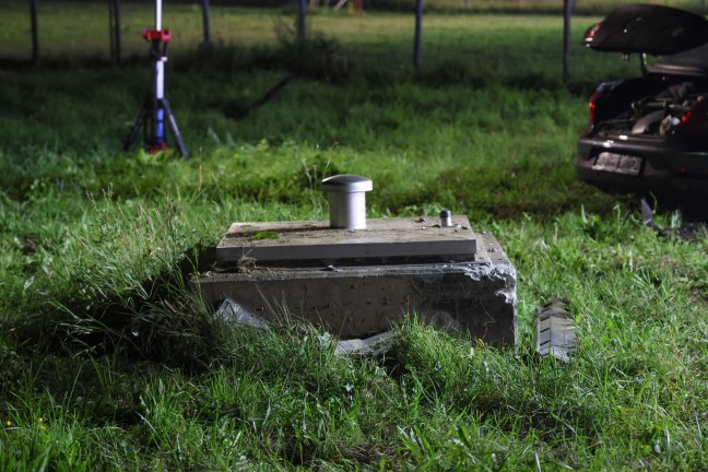 Auto bei Hargelsberg von Fahrbahn abgekommen und gegen Schachteinfassung geprallt