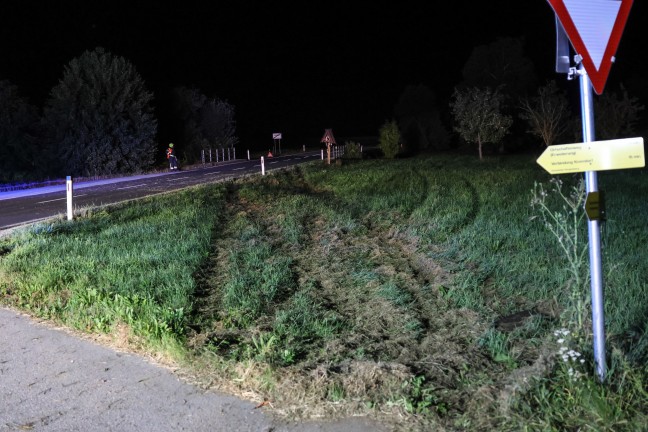 Auto bei Hargelsberg von Fahrbahn abgekommen und gegen Schachteinfassung geprallt