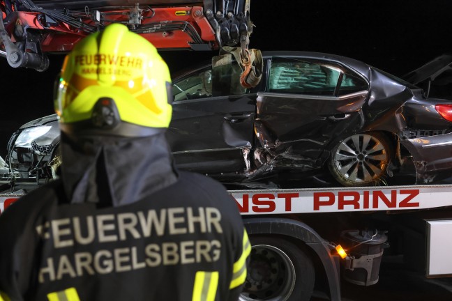 Auto bei Hargelsberg von Fahrbahn abgekommen und gegen Schachteinfassung geprallt