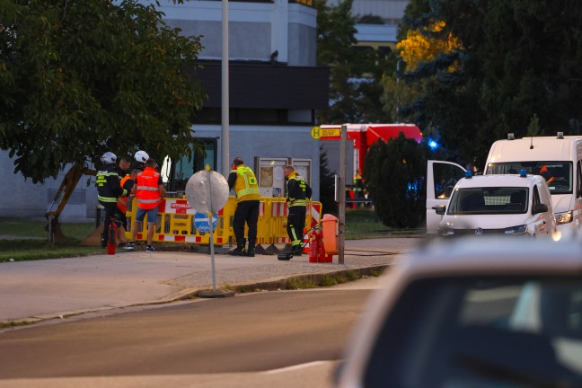 Linz: Feuerwehreinsatz, Stromausfall und Stra�ensperre nach Schaden an einer Mittelspannungsleitung